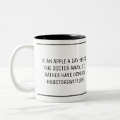 Doctor's Ehefrau Funny Apple A Day Zweifarbige Tasse (Links)
