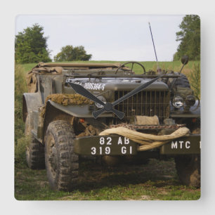 Dodge WC 57 Quadratische Wanduhr