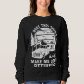 Does This Make Me Look Retired Camping Retirement Sweatshirt (Vorderseite)