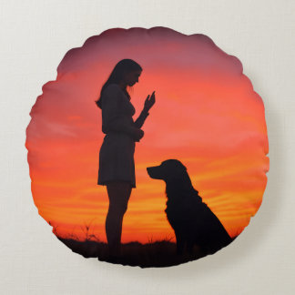dog and girl Throw Pillows Rundes Kissen