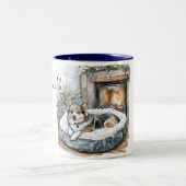 Dog Cozy Fireplace Relax Zweifarbige Tasse (Mittel)