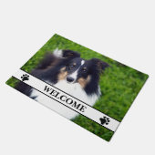 Dog-Fotovorlage mit Paws und Begrüßungstext Fußmatte (Schrägansicht)