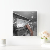 Dog Friendly Saloon Tavern Bar 1900 Fotograf Quadratische Wanduhr (Zuhause)
