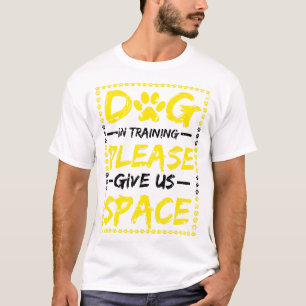 Dog in der Ausbildung Bitte geben Sie uns Platz Do T-Shirt
