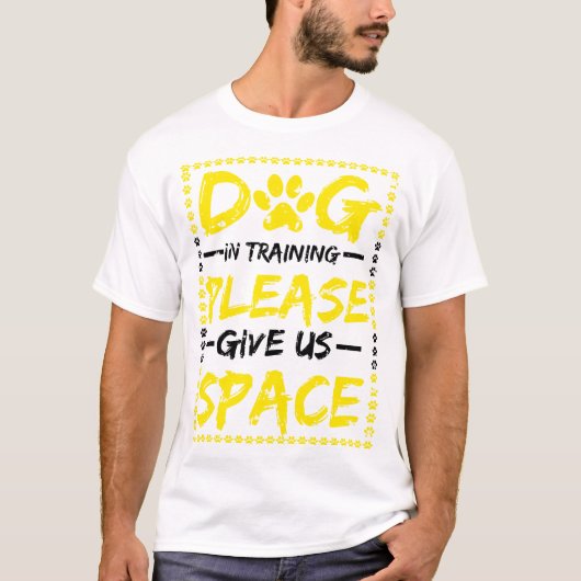 Dog in der Ausbildung Bitte geben Sie uns Platz Do T-Shirt (Vorderseite)
