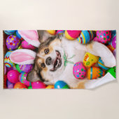 Dog Laying on Easter Eggs Strandtuch (Vorderseite)