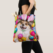 Dog Laying on Easter Eggs Tasche (Von Nahem)