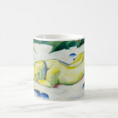 Dog Lying in the Snow Gemälde von Franz Marc Kaffeetasse (Mittel)