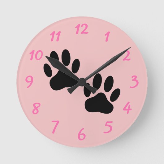 Dog Paw druckt auf Baby Pink Round Clock Runde Wanduhr (Vorderseite)