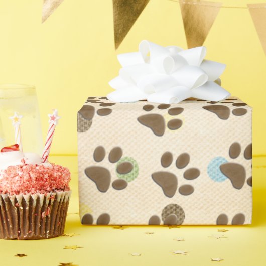 Dog Paw druckt auf Polka Dots Geschenkpapier (Geburtstagsparty)