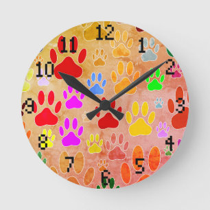 Dog Paw druckt auf Vintagem Hintergrund Runde Wanduhr