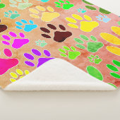 Dog Paw druckt auf Vintagem Hintergrund Sherpadecke (3/4)