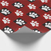 Dog Paw Print Buffalo Kariert in Schwarz und Rot Geschenkpapier (Ecke)