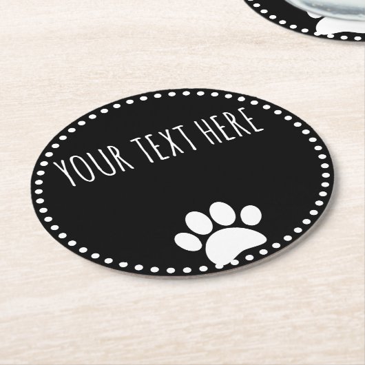 Dog Paw Print Custom Text Black Runder Pappuntersetzer (Angewinkelt)