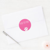 Dog Paw Print Custom Text Pink Runder Aufkleber (Umschlag)