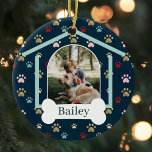 Dog Paw Print Pattern Individuelle Name Dog House  Keramik Ornament<br><div class="desc">Dieses bunte, bunte Muster-Ornament mit zwei Fotos macht es möglich, diese wunderschöne, bunte Pfotenmuster zu gestalten. Das Design des Hundes wurde mit der Türe des Hundehauses entworfen, in der das Foto des Haustiers nach Maß dargestellt ist. Personalisieren Sie den weißen Hundeknochen mit dem Namen des Tieres. Das ist ein lustiges...</div>