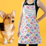 Dog Paw Print Pet Groomer Name Personalisiert Ap Schürze<br><div class="desc">Eine lustige Schürze mit einem farbenfrohen Pfotendruck - fügen Sie zwei Zeilen Text nach Maß hinzu. Ideal für alle,  die Hunde,  Tiere oder vielleicht einen Hundesalon oder einen Spaziergang oder eine Pflege für Haustiere haben.</div>