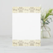 Dog Paw Prints and Bones Base für die Einladung (Stehend Vorderseite)