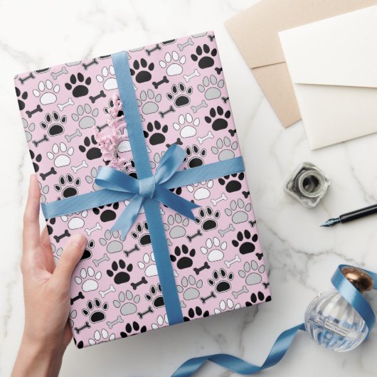 Dog Paw Prints and Bones Pattern Pink Geschenkpapier (Schenken)