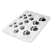 Dog Paw Prints in schwarz-grauem Muster Badematte (Schrägansicht)
