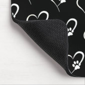 Dog Paw Prints mit Herz auf schwarz Mousepad (Ecke)