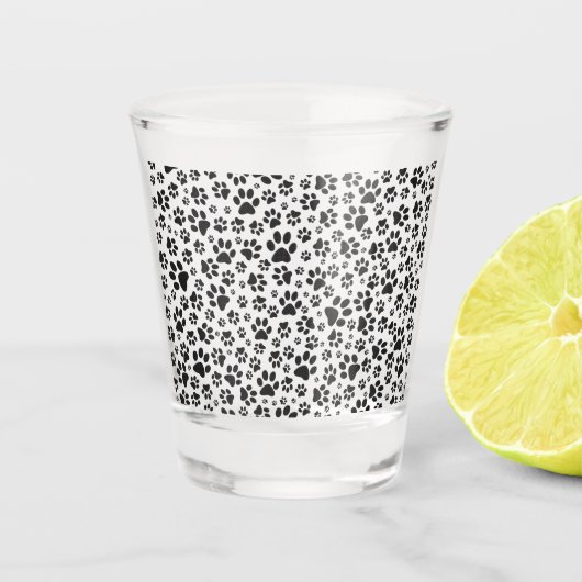 Dog Paws Black and White Polka Dot Schnapsglas (Vorderseite)