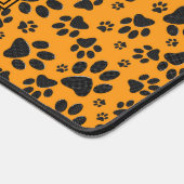 Dog Paws Black & White Polka Dot auf Dahlia Orange Schreibtischunterlage (Ecke)