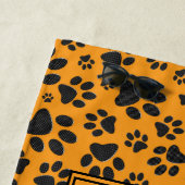 Dog Paws Black & White Polka Dot auf Dahlia Orange Strandtuch (Beispiel)