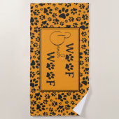 Dog Paws Black & White Polka Dot auf Dahlia Orange Strandtuch (Vorderseite)