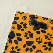 Dog Paws Black & White Polka Dot auf Dahlia Orange Strandtuch (Beispiel)
