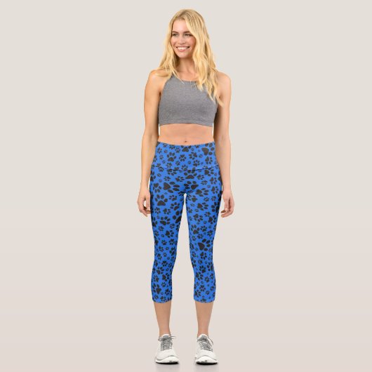 Dog Paws Black & White Polka Dot auf Tech Blue Cap Capri Leggings (Vorderseite)