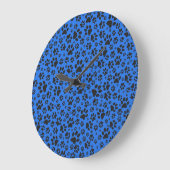 Dog Paws Black & White Polka Dot auf Tech Blue Große Wanduhr (Winkel)