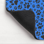 Dog Paws Black & White Polka Dot auf Tech Blue Mousepad (Ecke)