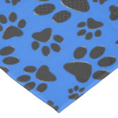 Dog Paws Black & White Polka Dot auf Tech Blue Tischdecke (Schrägansicht)