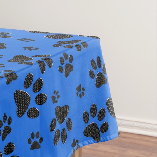 Dog Paws Black & White Polka Dot auf Tech Blue Tischdecke (Beispiel)