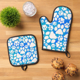 Dog Paws on Blue Background von Glenda S. Harlan Ofenhandschuh & Topflappen-Set