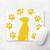 Dog seeting on mousepad (Mit Mouse)