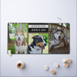 Dog Three Fotos Elegante Custom Collage Desk Mat Schreibtischunterlage<br><div class="desc">Erstellen Sie Ihre personalisierte Tischmatte mit drei Hunde Foto Collage Vorlage mit Ihren Lieblings-Fotos. Diese schlichte Schwarzweiß-Collage-Vorlage für Fotos, die leicht hochgeladen werden kann, eignet sich ideal für Lieblingsfotos. Der Name und die Fotos können einfach mit Ihrem persönlichen Text/Namen bearbeitet werden. Wenn Sie Hilfe bei der Anpassung des Produkts benötigen,...</div>