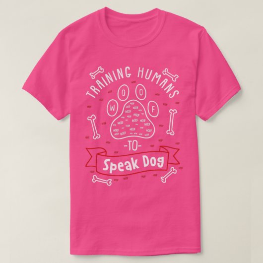 Dog Trainer gibt dem Menschen ein Geschenk, um Hun T-Shirt (Design vorne)