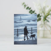 Dog Walker bei Roker Postkarte (Stehend Vorderseite)