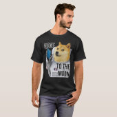 DOGE to Moon Crypto Coin Dog Meme T-Shirt (Vorne ganz)