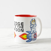 Dogecoin zum Moon Rocket Man Weltraumdampf Krypto  Zweifarbige Tasse (VorderseiteRechts)