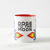 Dogecoin zum Moon Rocket Man Weltraumdampf Krypto  Zweifarbige Tasse (Mittel)