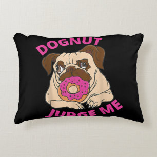 Dognut Judge Me Mops Hund isst Donut Dekokissen