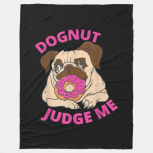 Dognut Judge Me Mops Hund isst Donut Fleecedecke
