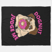 Dognut Judge Me Mops Hund isst Donut Fleecedecke (Vorderseite (Horizontal))
