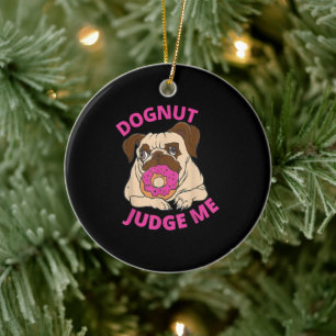 Dognut Judge Me Mops Hund isst Donut Keramik Ornament