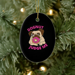 Dognut Judge Me Mops Hund isst Donut Keramik Ornament