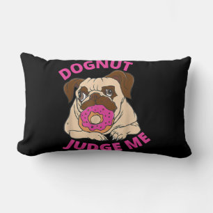 Dognut Judge Me Mops Hund isst Donut Lendenkissen