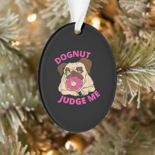 Dognut Judge Me Mops Hund isst Donut Ornament